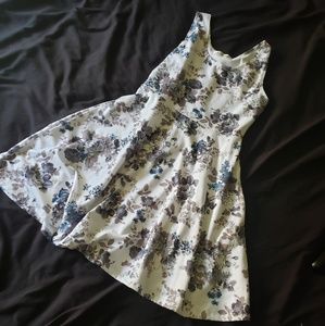 Floral sleeveless fit and flat dress size L